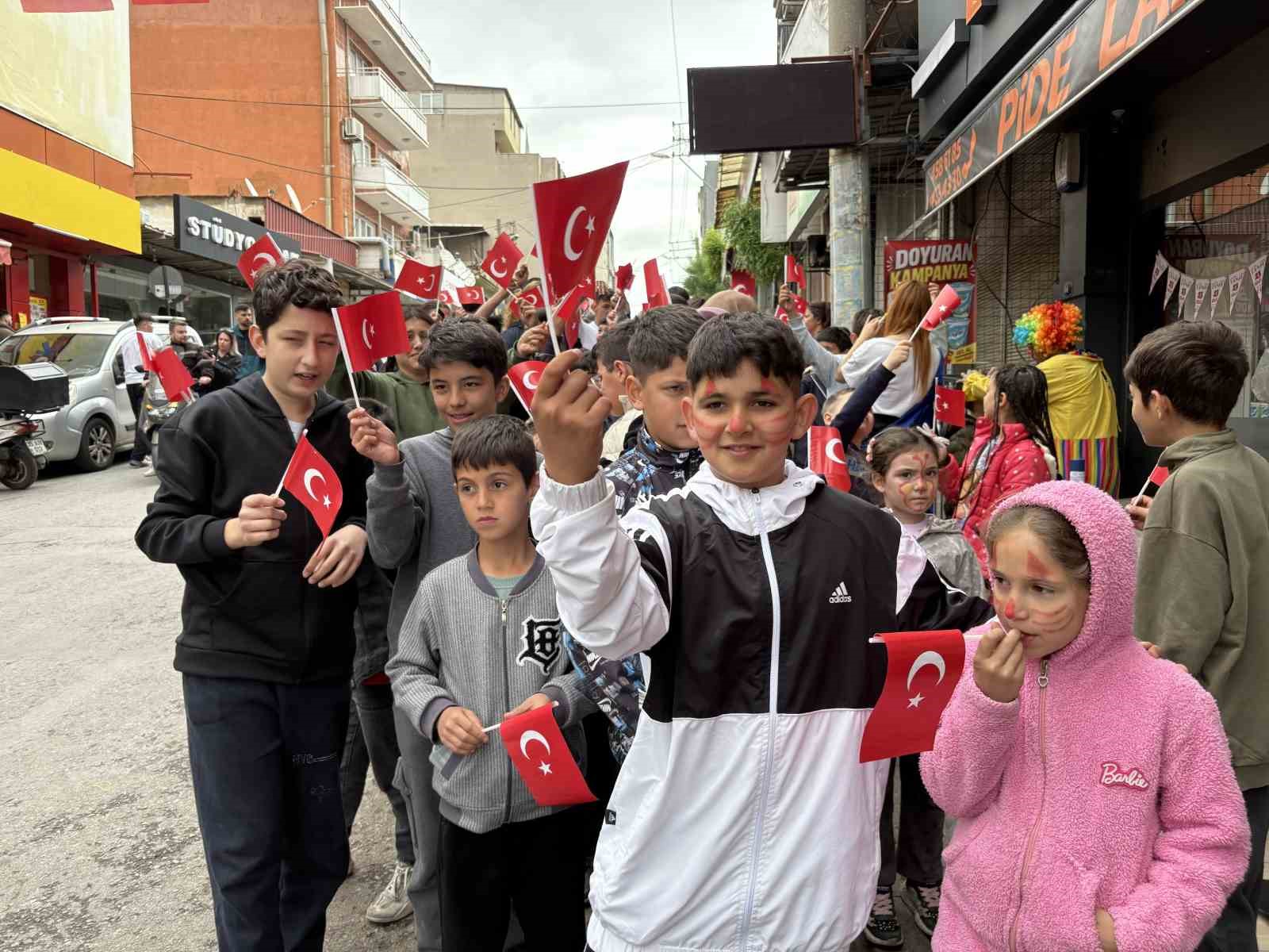 izmirli isletmeciden 23 nisanda binlerce cocuga pide ve bayrak 3 56frap33