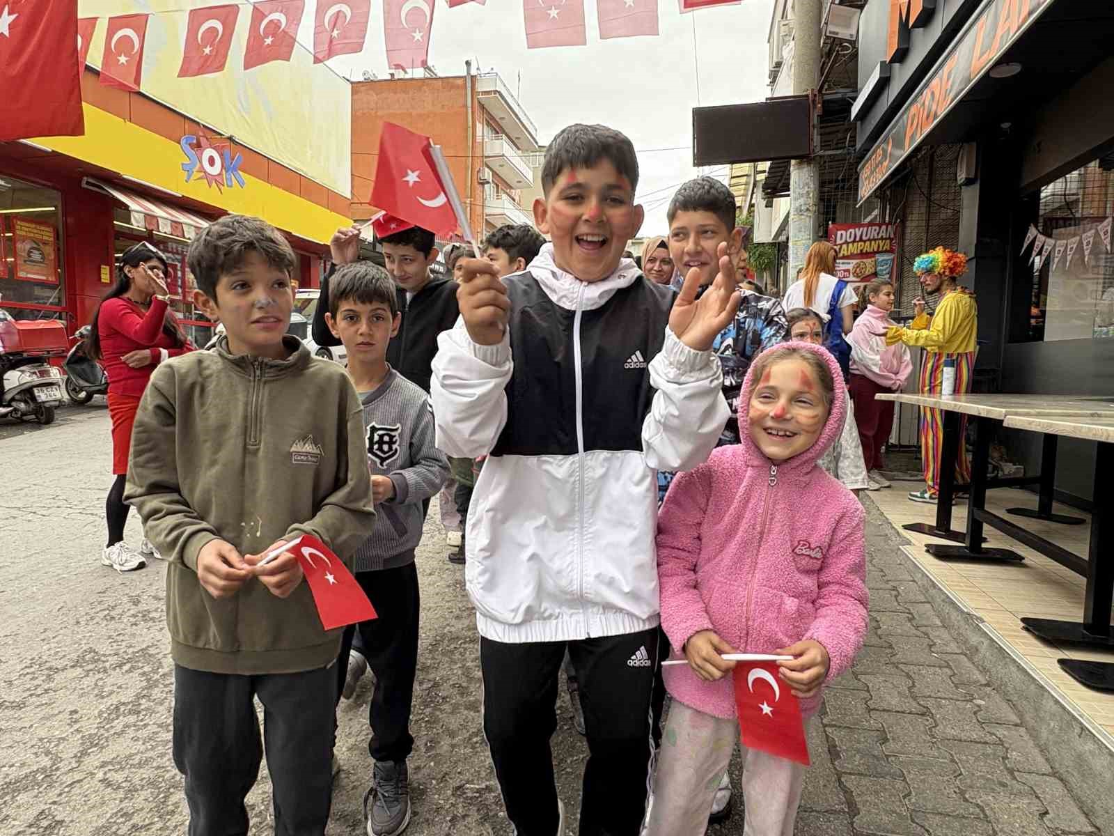 izmirli isletmeciden 23 nisanda binlerce cocuga pide ve bayrak 4 84AZPcLp