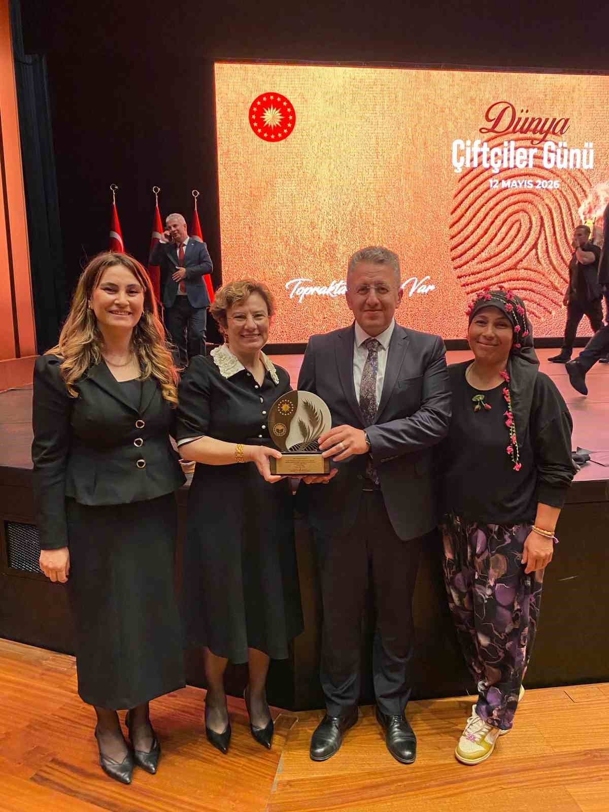izmirli kadin ciftcinin basari seruveni cumhurbaskanligi oduluyle taclandi 7 76glVVH2