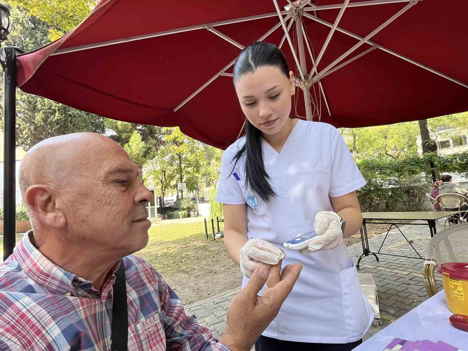 izmirli lise ogrencilerinden yaslilara sihhat eli 2 bn7fVLmr