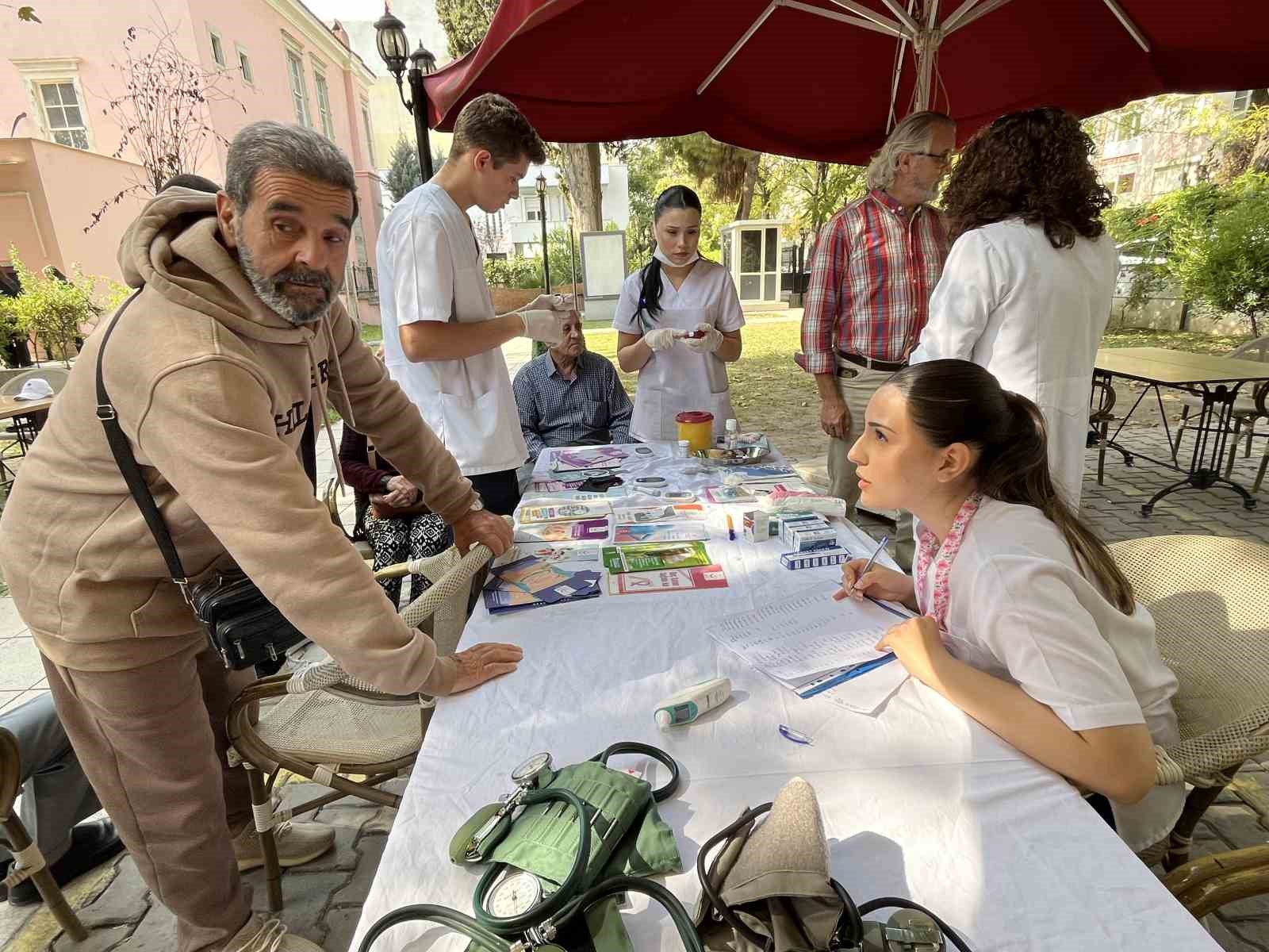 izmirli lise ogrencilerinden yaslilara sihhat eli 6 ALA5jcCN