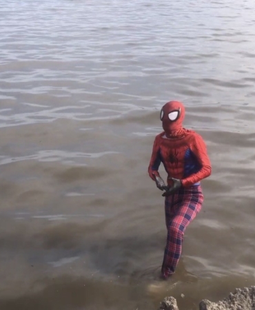izmirli-spidermanden-van-golune-dikkat-ceken-dalis-faVxcGL6.jpg
