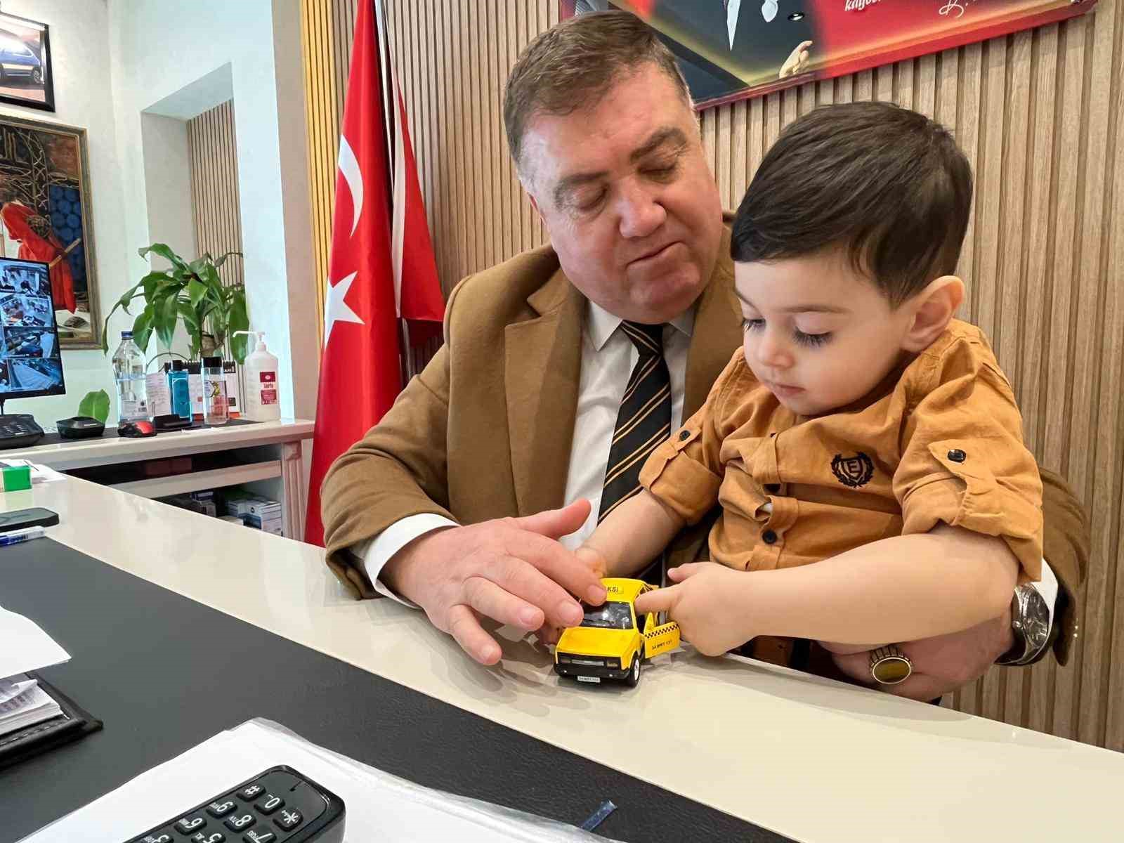 izmirli taksicilerden dmd hastasi deniz eymen icin yardim seferberligi 1