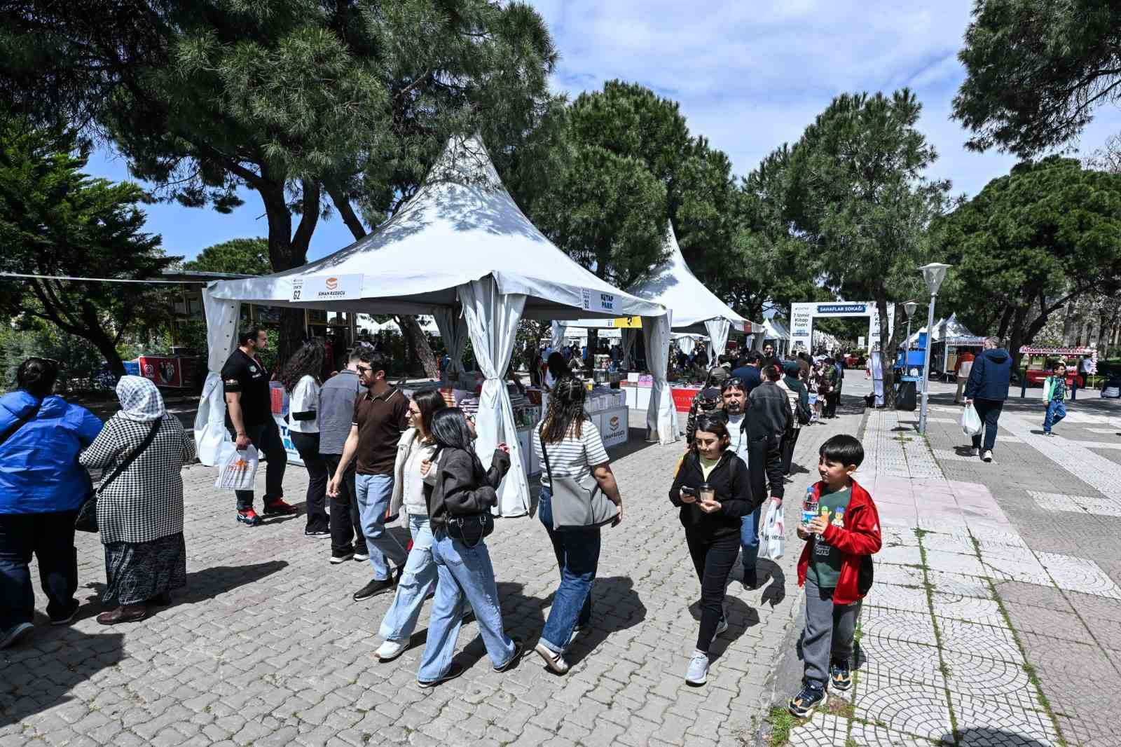 İzmirliler İZKİTAP’a akın etti 4 izmirliler izkitapa akin etti 0 jqZ1elSk