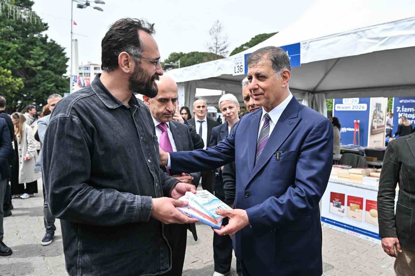 İzmirliler İZKİTAP’a akın etti 8 izmirliler izkitapa akin etti 4 cTz4vWQX