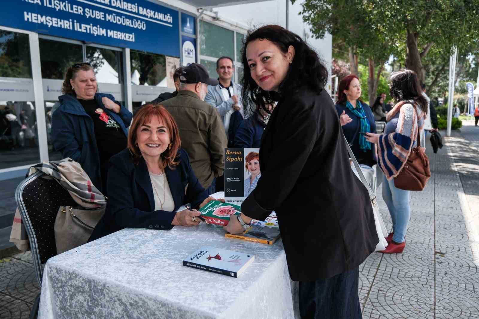 İzmirliler İZKİTAP’a akın etti 11 izmirliler izkitapa akin etti 7 UYrLXRNK