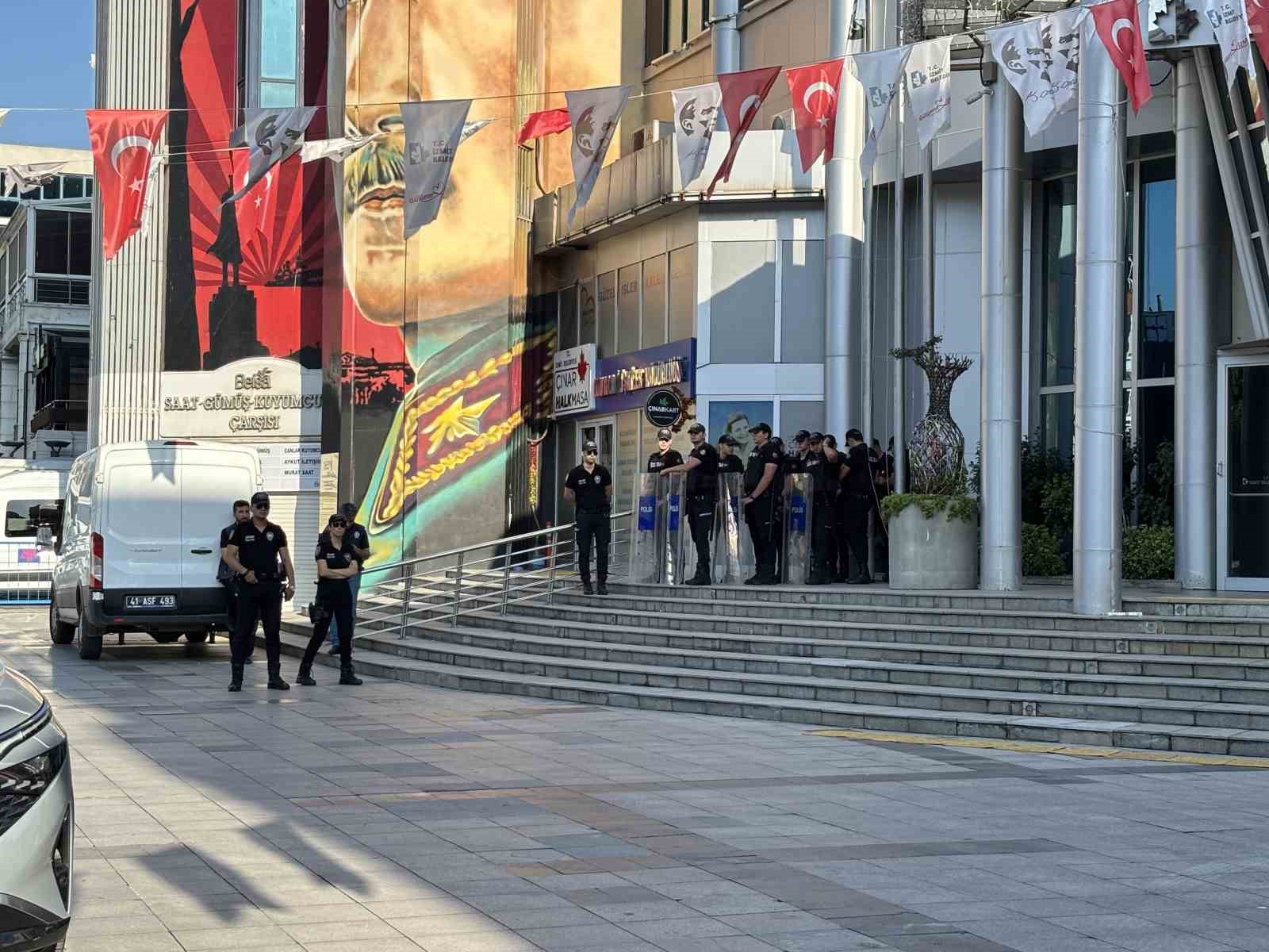 İzmit Belediye Başkanı Hürriyet ve eşi gözaltına alındı 5 izmit belediye baskani hurriyet ve esi gozaltina alindi 1 vLiXJfVA