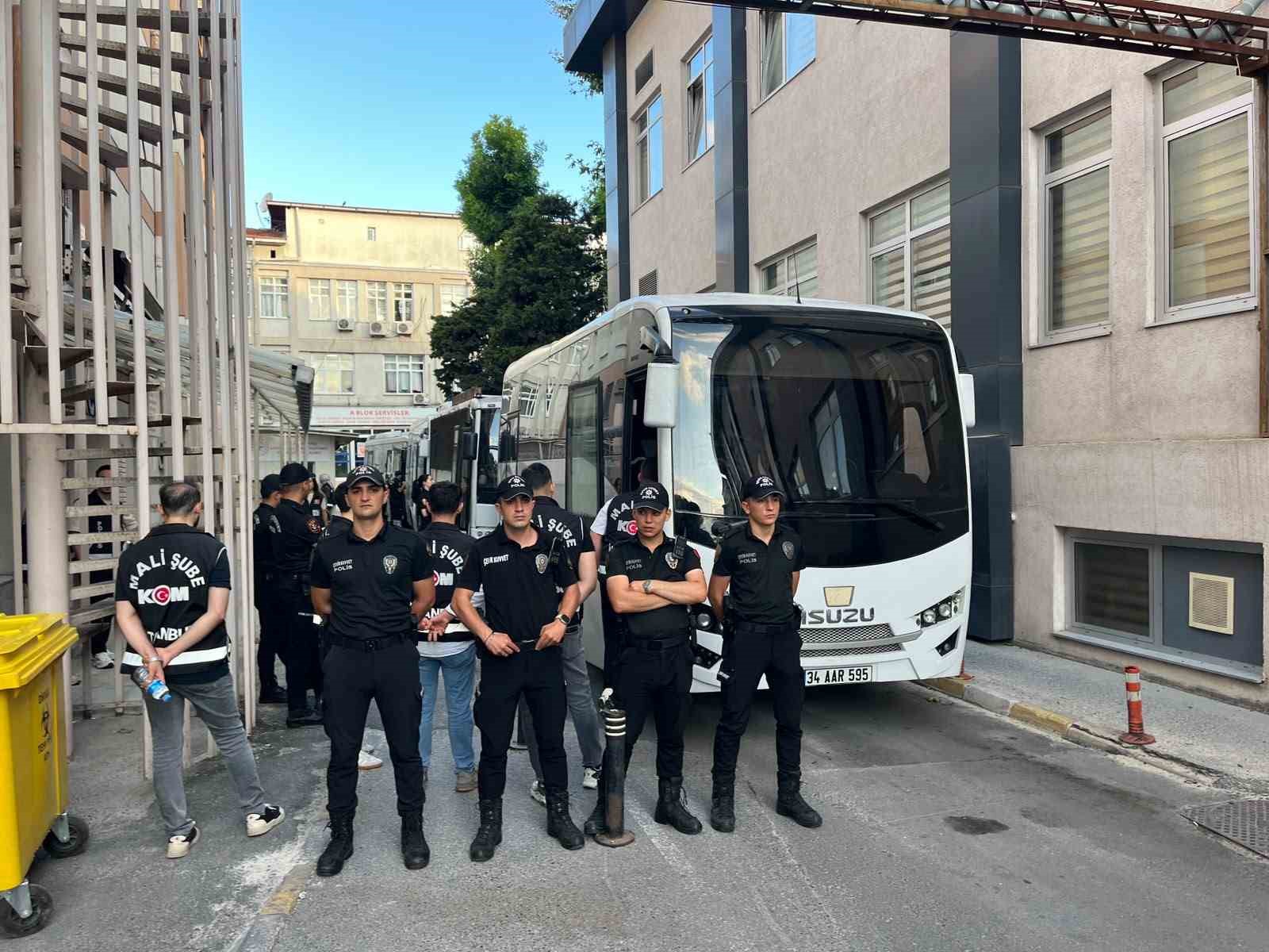 İzmit Belediyesi’ne yönelik soruşturma kapsamında gözaltına alınan şüpheliler, İstanbul’da sağlık kontrolünden geçirildi 4 izmit belediyesine yonelik sorusturma kapsaminda gozaltina alinan supheliler istanbulda saglik kontrolunden gecirildi 0 a1kmS4ep