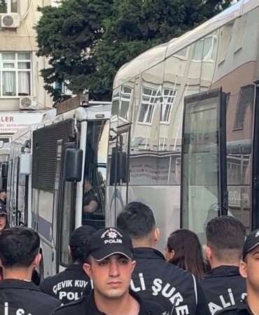 izmit-belediyesine-yonelik-sorusturma-kapsaminda-gozaltina-alinan-supheliler-istanbulda-saglik-kontrolunden-gecirildi-apugbtR1.jpg