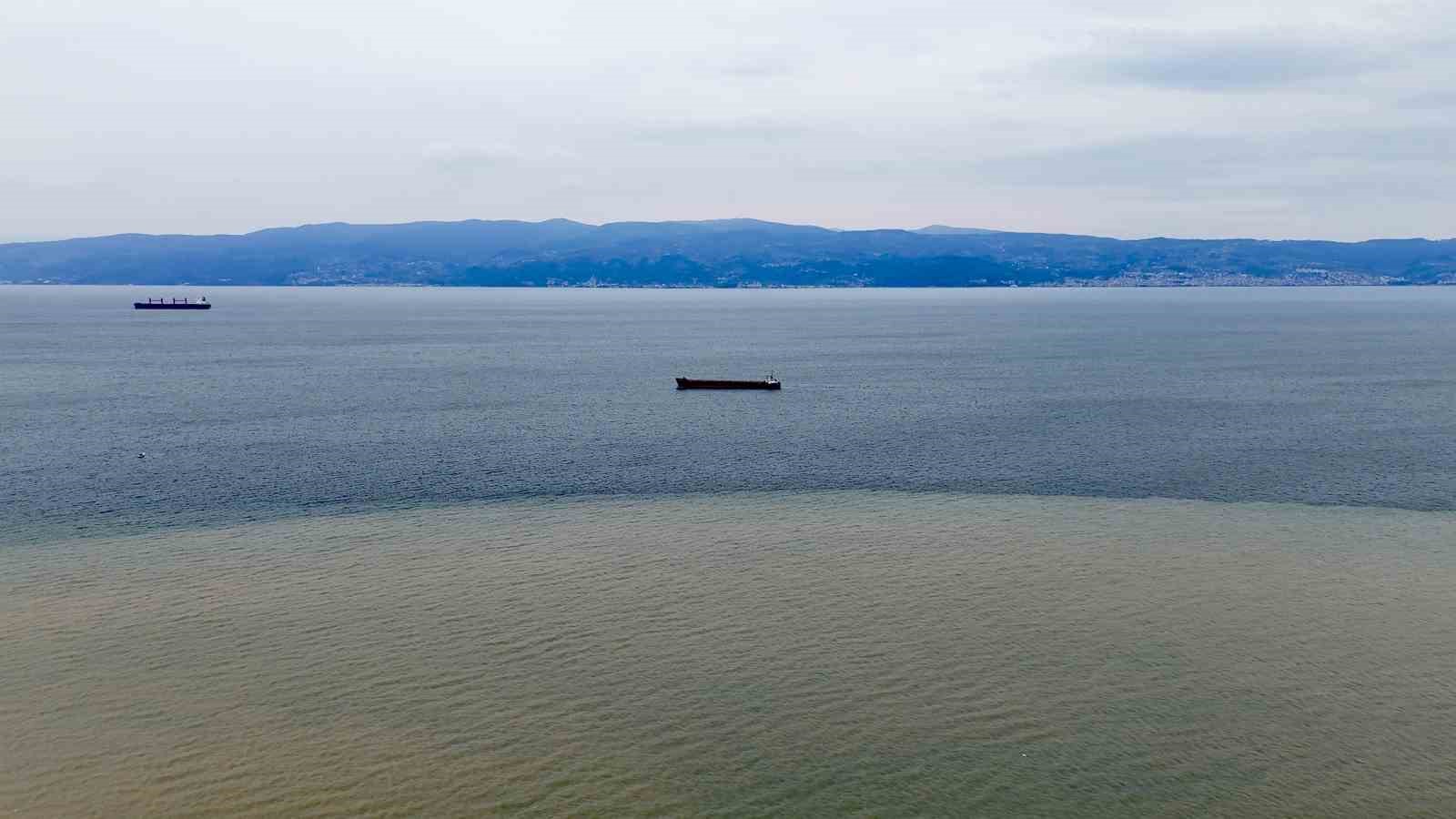 izmit korfezi iki renk oldu derenin tasidigi camur denizin rengini degistirdi 2