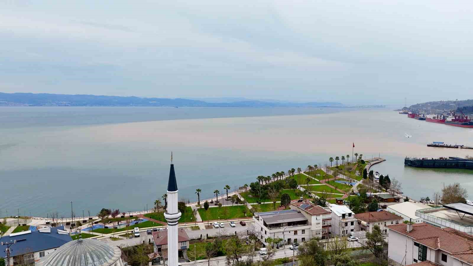 izmit korfezi iki renk oldu derenin tasidigi camur denizin rengini degistirdi 3 ChE66DTW
