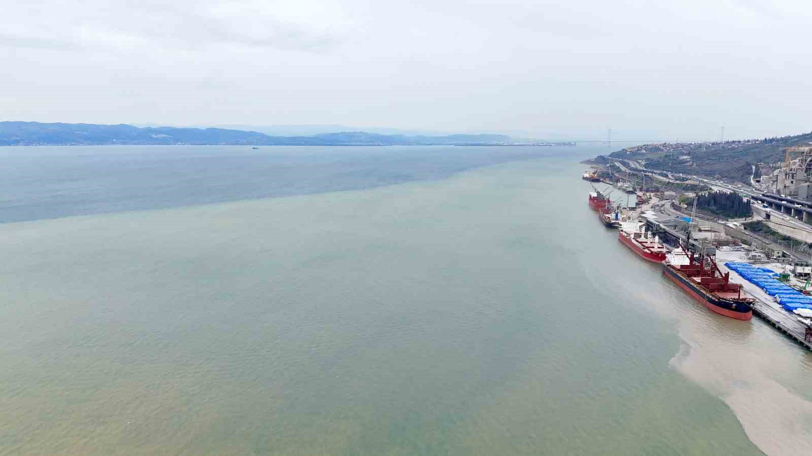izmit korfezi iki renk oldu derenin tasidigi camur denizin rengini degistirdi 7 HJLCjjGu