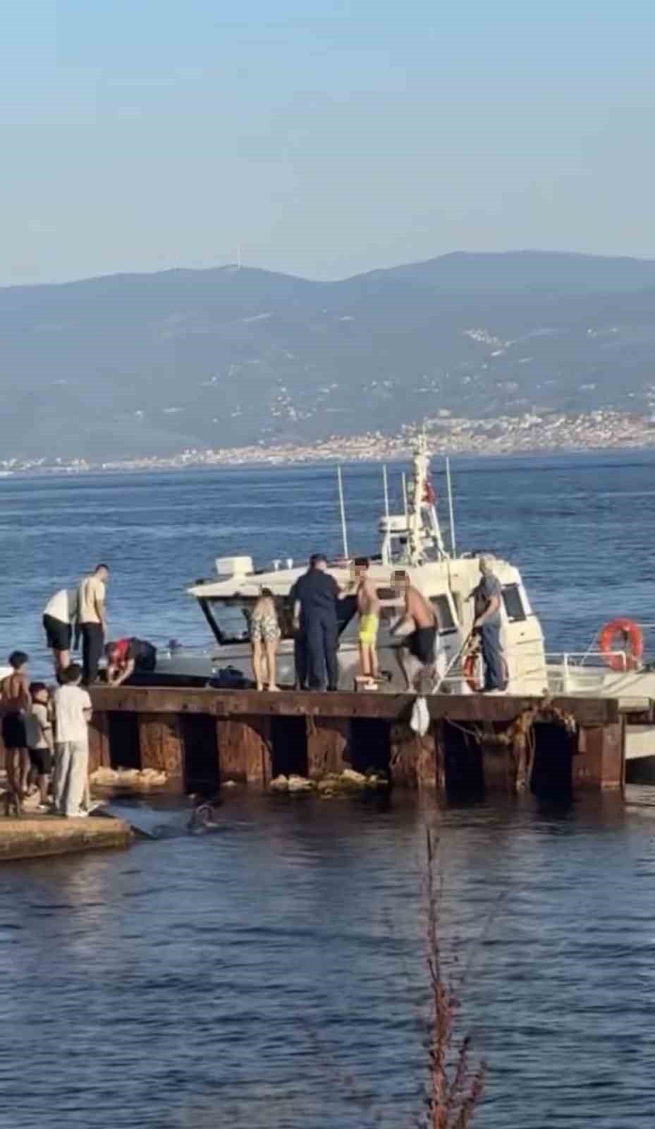 İzmit Körfezi’nde boğulmamak için deniz fenerine çıkan 3 kişiyi Sahil Güvenlik kurtardı 5 izmit korfezinde bogulmamak icin deniz fenerine cikan 3 kisiyi sahil guvenlik kurtardi 1 JgDm2wP1