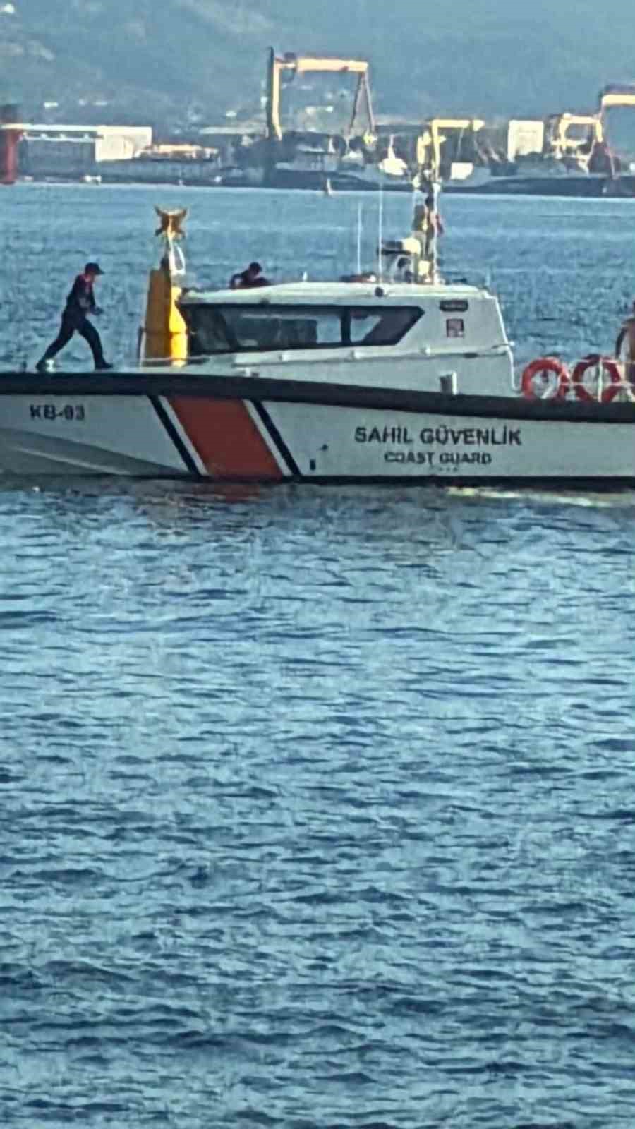 İzmit Körfezi’nde boğulmamak için deniz fenerine çıkan 3 kişiyi Sahil Güvenlik kurtardı 7 izmit korfezinde bogulmamak icin deniz fenerine cikan 3 kisiyi sahil guvenlik kurtardi 3 nZb1w8yi