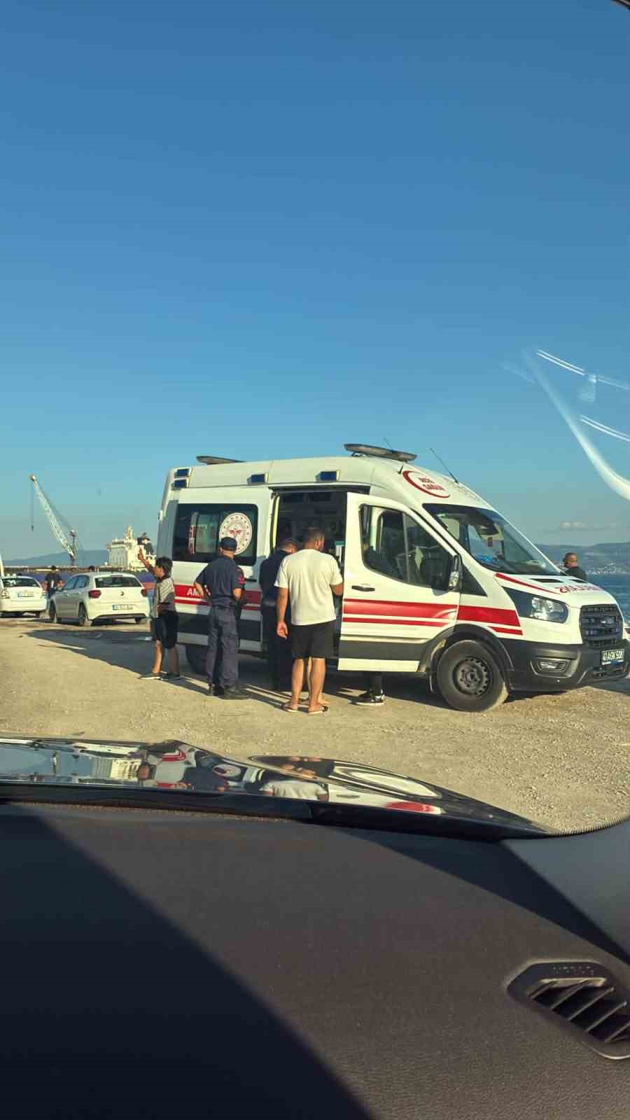 İzmit Körfezi’nde boğulmamak için deniz fenerine çıkan 3 kişiyi Sahil Güvenlik kurtardı 8 izmit korfezinde bogulmamak icin deniz fenerine cikan 3 kisiyi sahil guvenlik kurtardi 4 ZbJ1PsuM