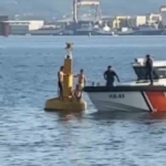 izmit-korfezinde-bogulmamak-icin-deniz-fenerine-cikan-3-kisiyi-sahil-guvenlik-kurtardi-5QDEnf3E.jpg