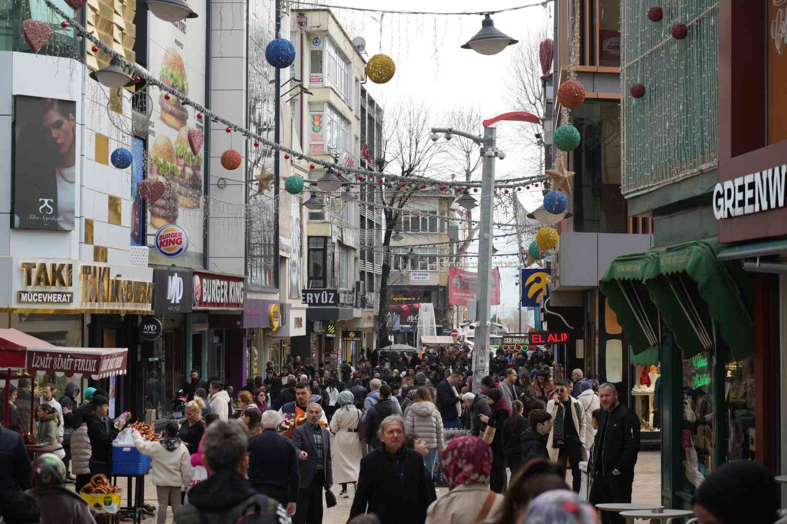 İzmit sokaklarında bayram alışverişi hareketliliği: Adım atacak yer kalmadı 4 izmit sokaklarinda bayram alisverisi hareketliligi adim atacak yer kalmadi 0 eRAKNtR5