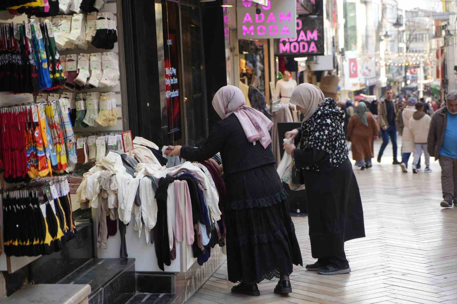 İzmit sokaklarında bayram alışverişi hareketliliği: Adım atacak yer kalmadı 5 izmit sokaklarinda bayram alisverisi hareketliligi adim atacak yer kalmadi 1 JvZVkBZ7