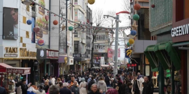 izmit-sokaklarinda-bayram-alisverisi-hareketliligi-adim-atacak-yer-kalmadi-55ypqBIu.jpg