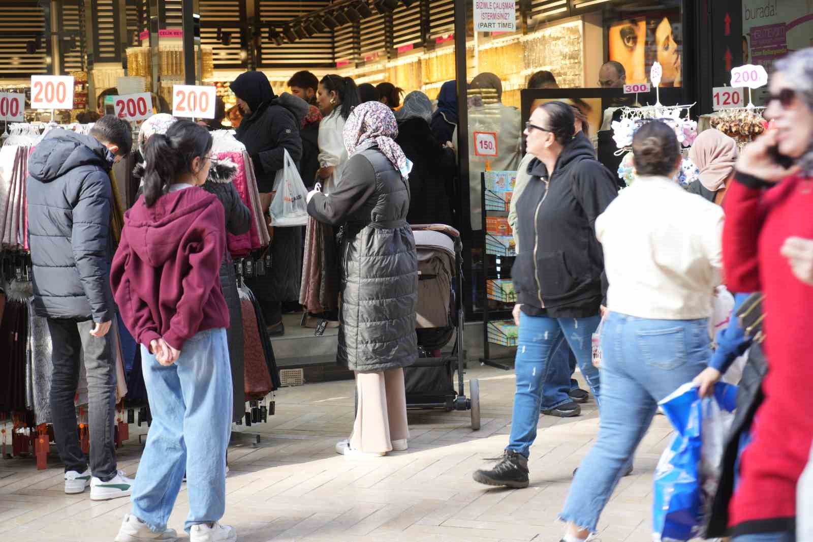 İzmit sokaklarında bayram alışverişi hareketliliği: Adım atacak yer kalmadı 10 izmit sokaklarinda bayram alisverisi hareketliligi adim atacak yer kalmadi 6 BHQfRECs