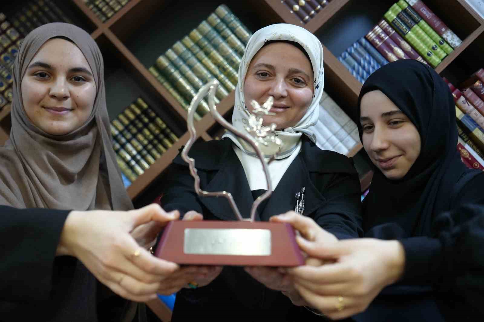 izmitli kiz ogrenciler arapca munazarada dunya ikincisi oldu 8 zuzNqzE8