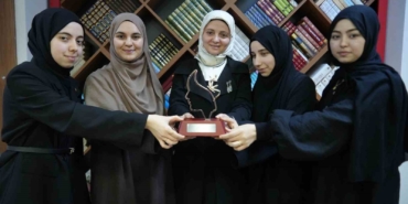 izmitli-kiz-ogrenciler-arapca-munazarada-dunya-ikincisi-oldu-iwrHXeMf.jpg