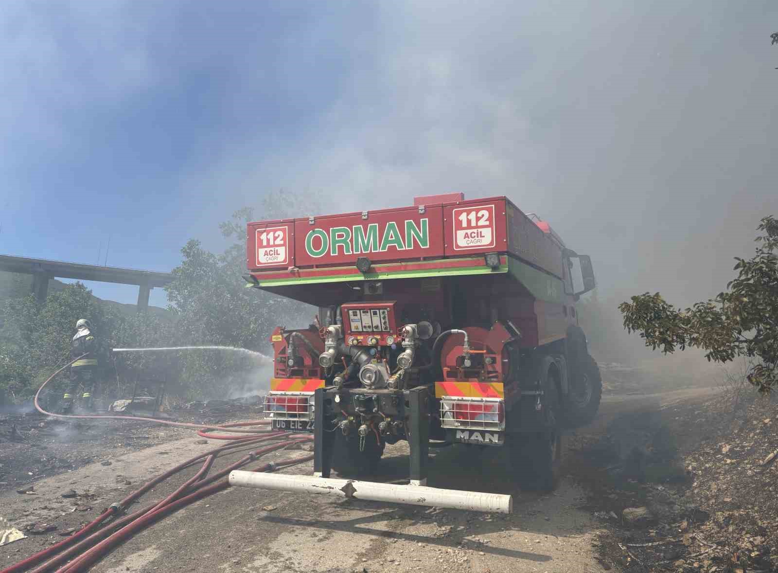 İzmit’te ağaçlık alanda yangın 6 izmitte agaclik alanda yangin 2 yvgybg9s