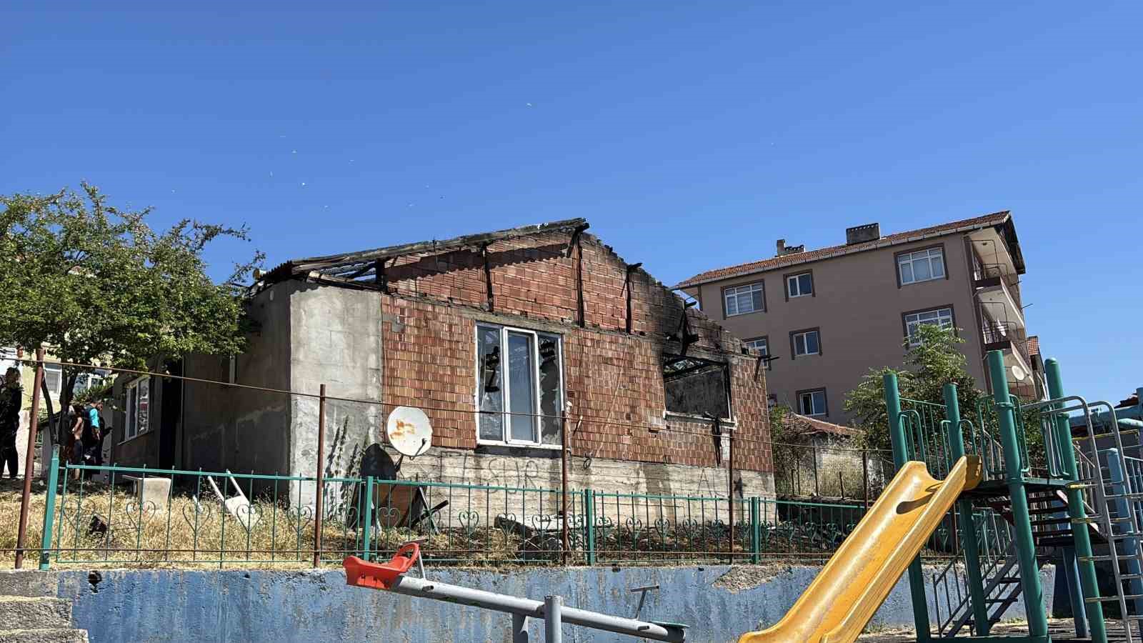 İzmit’te ev yangınında kundaklama şüphesi 6 izmitte ev yangininda kundaklama suphesi 2 UgaUOKvB