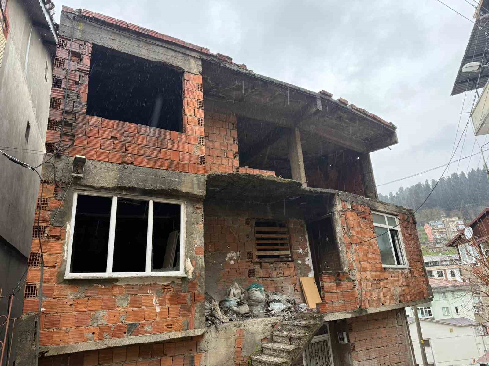 izmitte kullanilmayan iki katli evin catisi alev alev yandi 1 vc4uV18N
