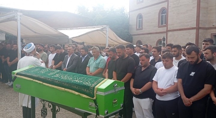 İznik Gölü’nde hayatını kaybeden genç son yolculuğuna uğurlandı 5 iznik golunde hayatini kaybeden genc son yolculuguna ugurlandi 1 Iwhh9ZdJ