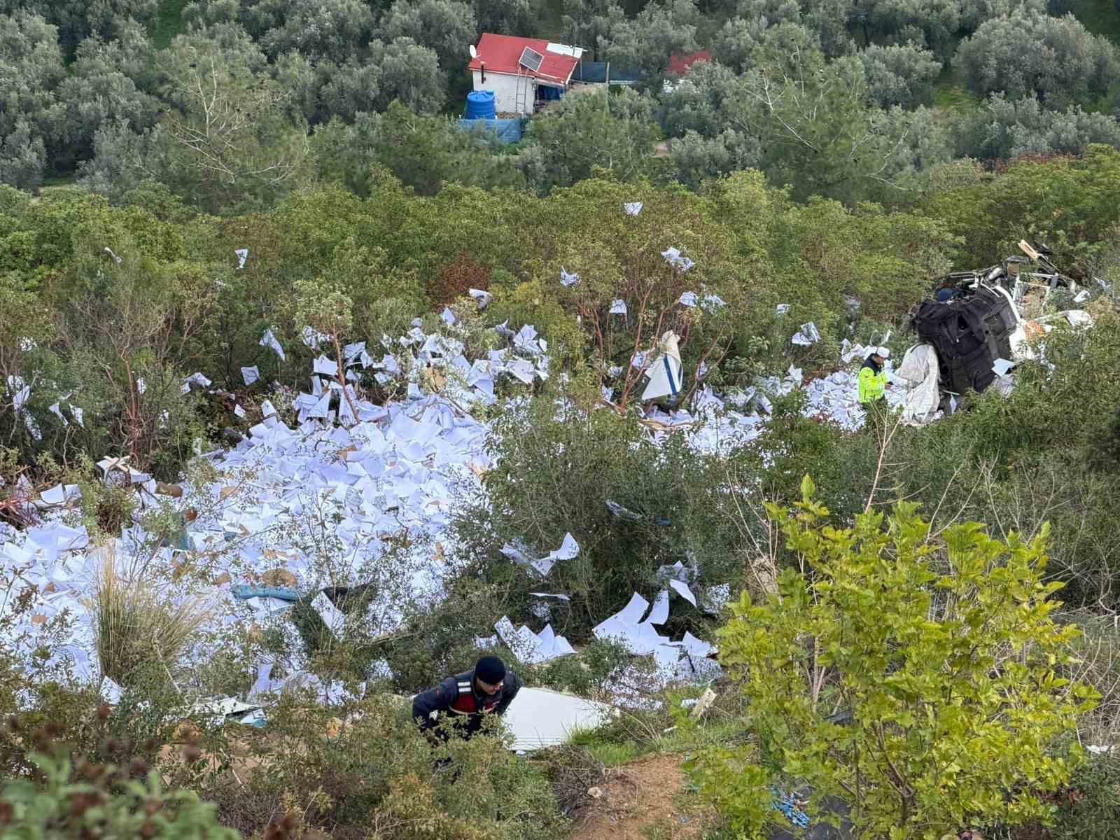 iznik yenisehir yolunda tir ucurumdan yuvarlandi 2 olu 7 2emv2p1B
