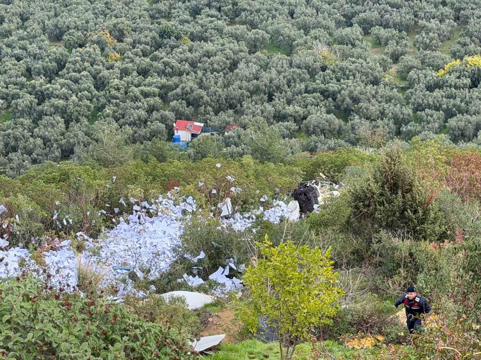 iznik yenisehir yolunda tir ucurumdan yuvarlandi 2 olu 8 MMVjyDGU