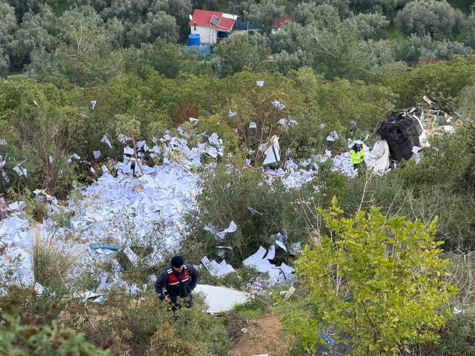 iznik yenisehir yolunda tir ucurumdan yuvarlandi 2 olu 9 vGyDl86k