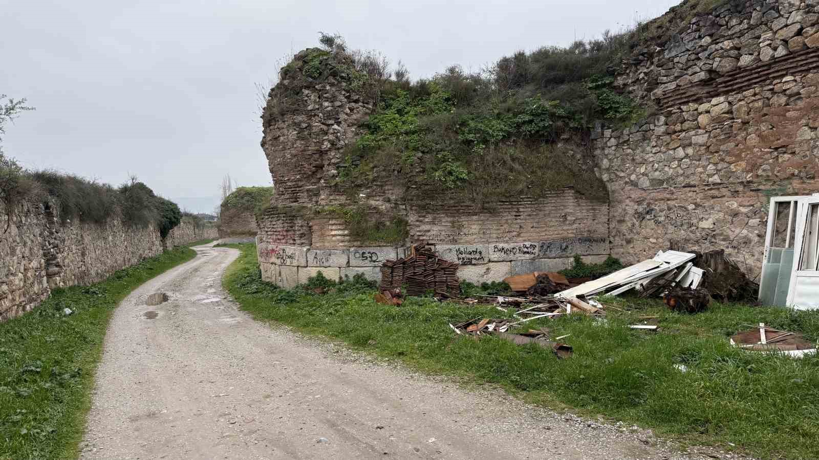 iznikte 2 bin yillik surlara sprey boya ile yazilan yazilar tepki cekti 0