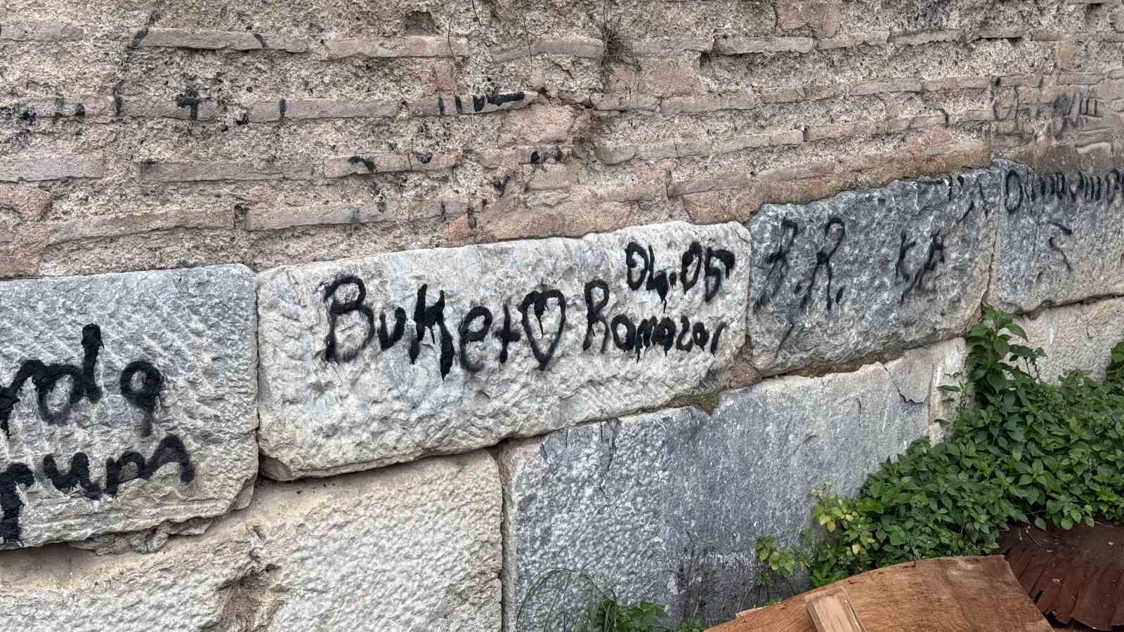 iznikte 2 bin yillik surlara sprey boya ile yazilan yazilar tepki cekti 1 8tv7lNQm