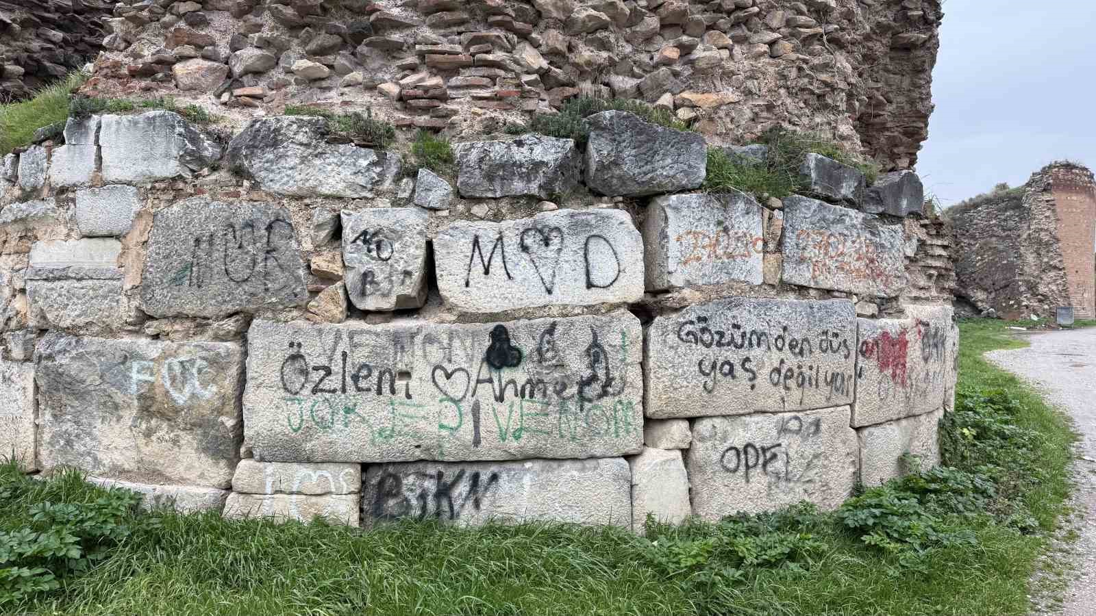 iznikte 2 bin yillik surlara sprey boya ile yazilan yazilar tepki cekti 2 nHVMdUeP