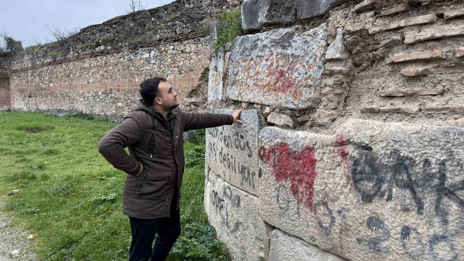 iznikte 2 bin yillik surlara sprey boya ile yazilan yazilar tepki cekti 3