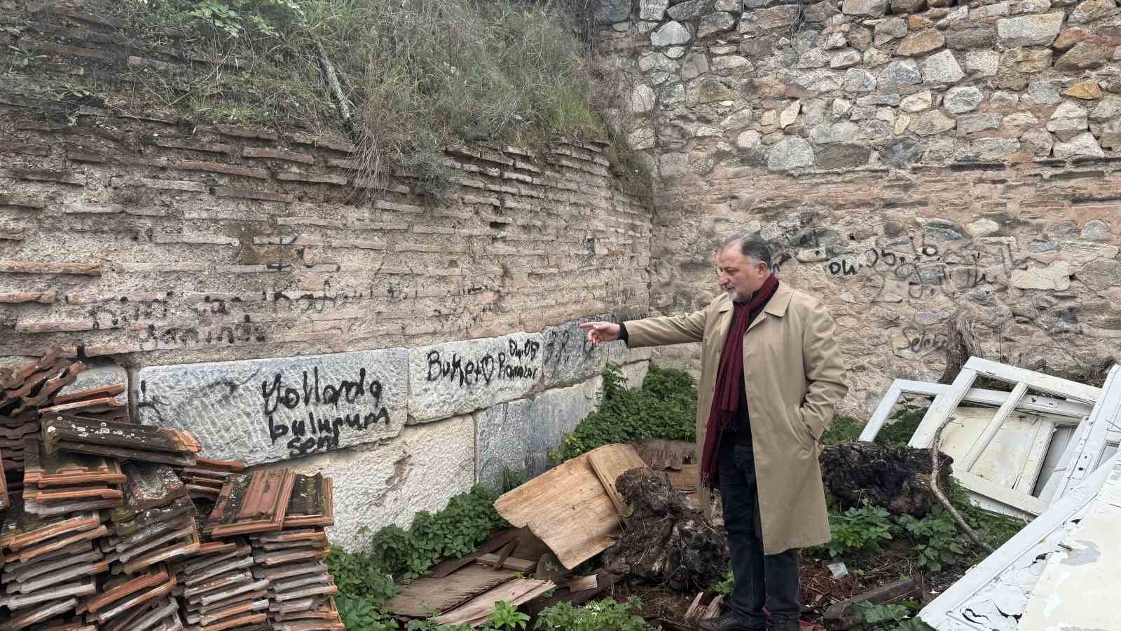 iznikte 2 bin yillik surlara sprey boya ile yazilan yazilar tepki cekti 4 i6FOLB1d