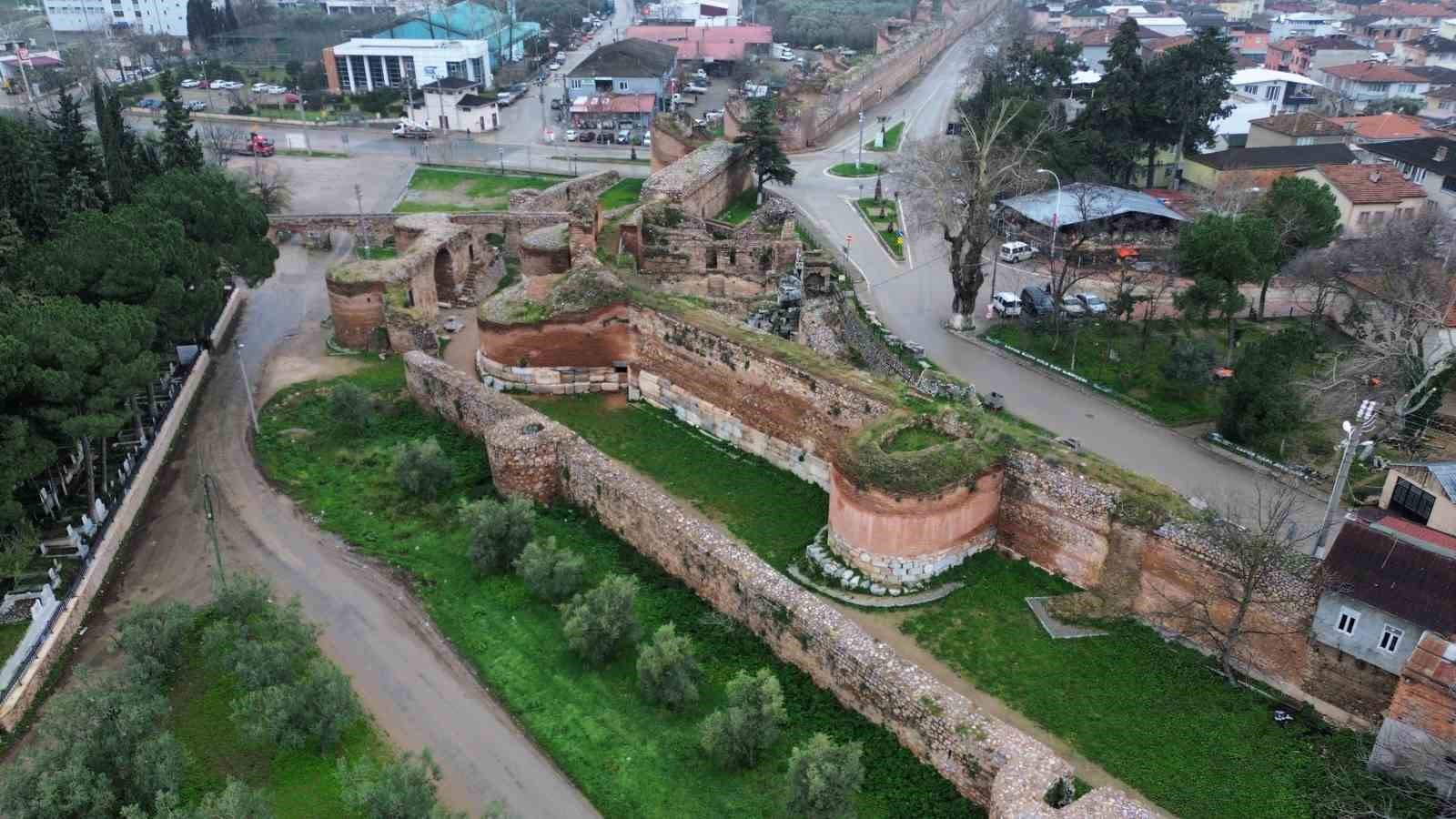 iznikte 2 bin yillik surlara sprey boya ile yazilan yazilar tepki cekti 6 XIm1lc9b