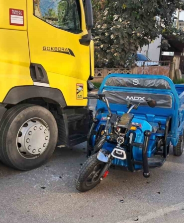 iznikte-elektrikli-bisiklet-ile-tir-carpisti-1-yarali-ZYHv1kAM.jpg