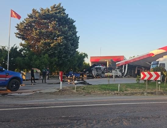 iznikte komur yuklu tir akaryakit istasyonuna daldi 1 olu 0 13Rd6jd4