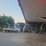 iznikte-komur-yuklu-tir-akaryakit-istasyonuna-daldi-1-olu-cT6UccHX.jpg
