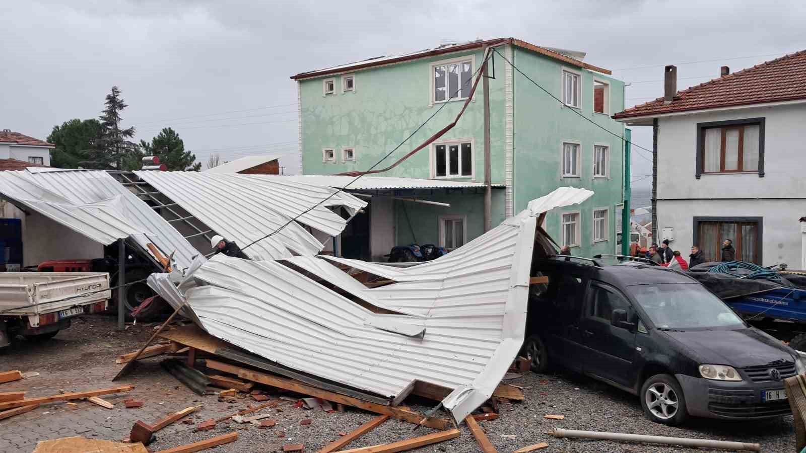 iznikte siddetli firtina evin catisini ucurdu 0 MlCJd2Jy