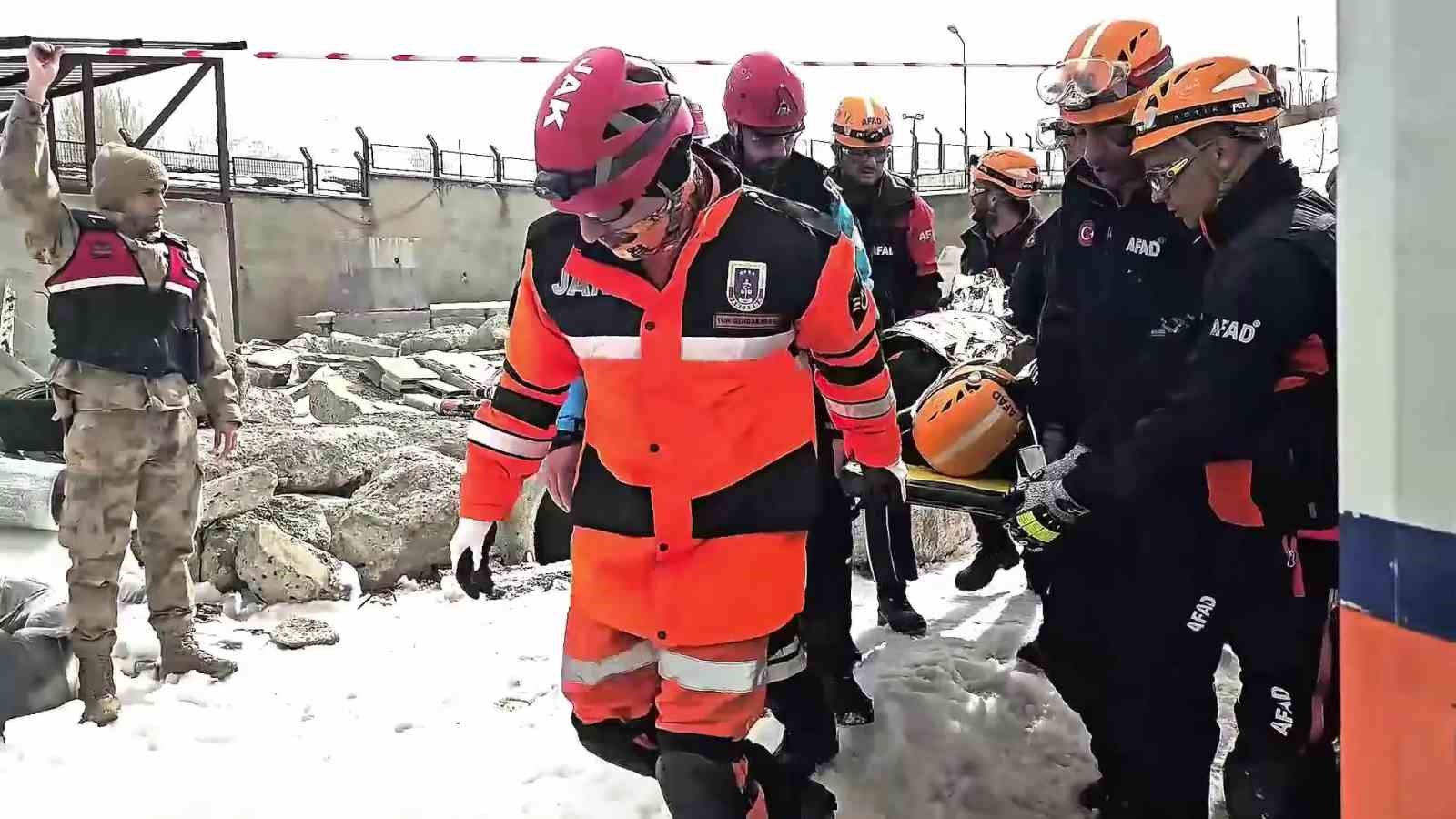 JAK timinden ağır kış şartlarına müdahale tatbikatı 4 jak timinden agir kis sartlarina mudahale tatbikati 0