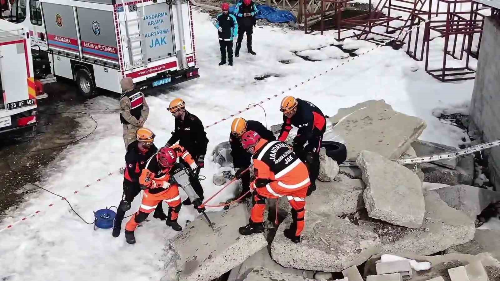 JAK timinden ağır kış şartlarına müdahale tatbikatı 6 jak timinden agir kis sartlarina mudahale tatbikati 2