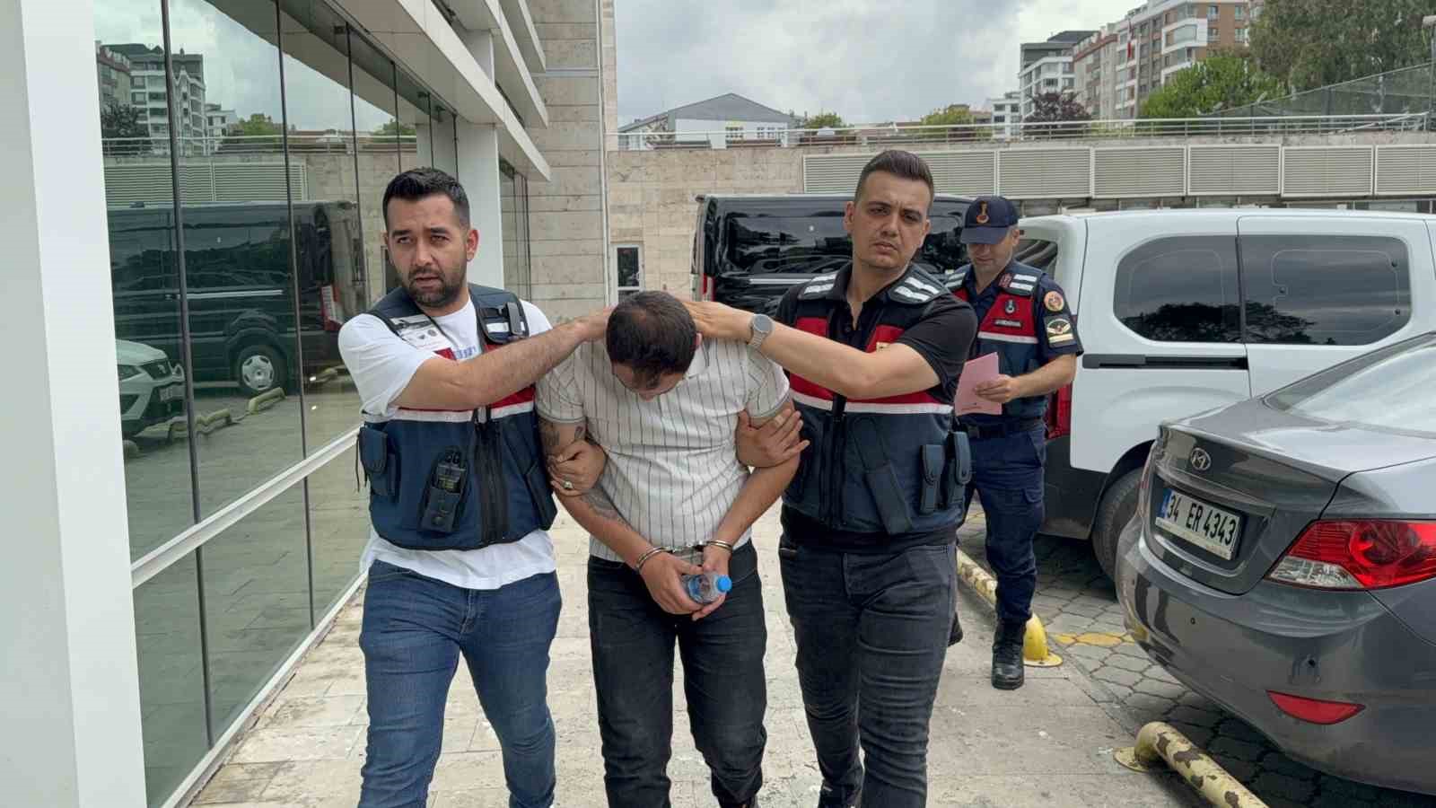 Jandarma, bagajdaki boya kutularında 2 bin 653 uyuşturucu hap ele geçirdi 4 jandarma bagajdaki boya kutularinda 2 bin 653 uyusturucu hap ele gecirdi 0