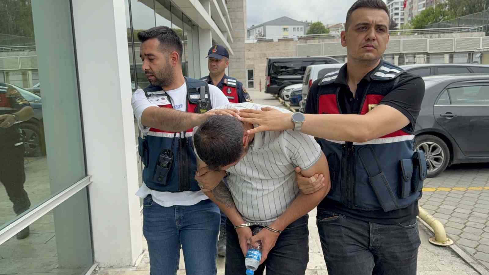 Jandarma, bagajdaki boya kutularında 2 bin 653 uyuşturucu hap ele geçirdi 5 jandarma bagajdaki boya kutularinda 2 bin 653 uyusturucu hap ele gecirdi 1 5Ez3SKj2