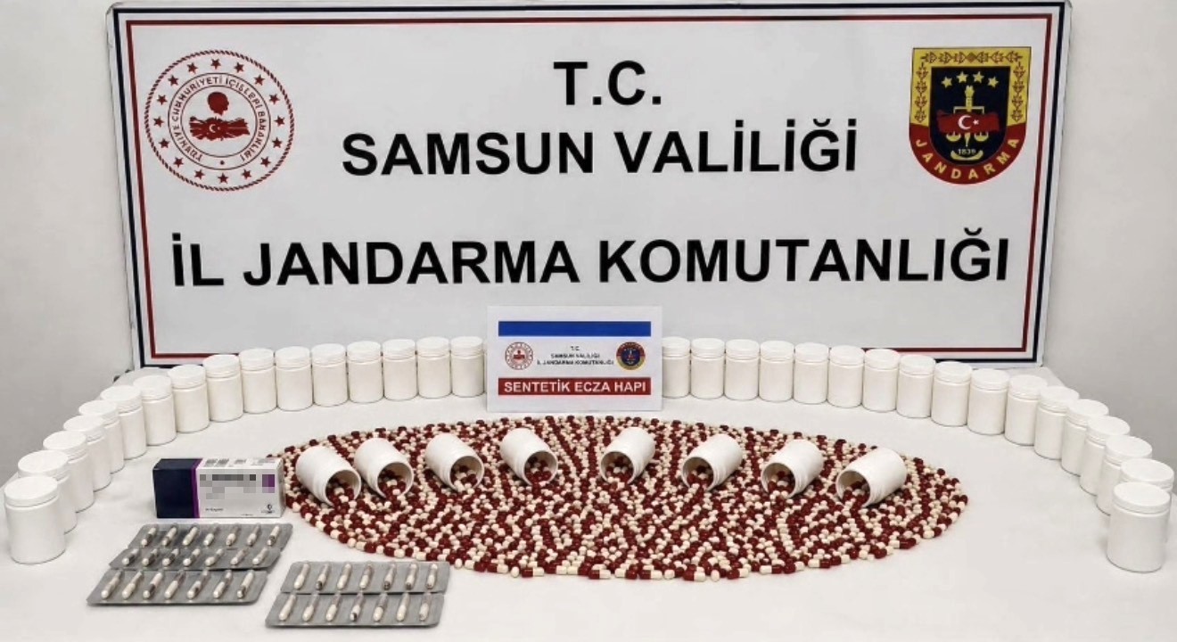 Jandarma, bagajdaki boya kutularında 2 bin 653 uyuşturucu hap ele geçirdi 6 jandarma bagajdaki boya kutularinda 2 bin 653 uyusturucu hap ele gecirdi 2 jU5EDIMO
