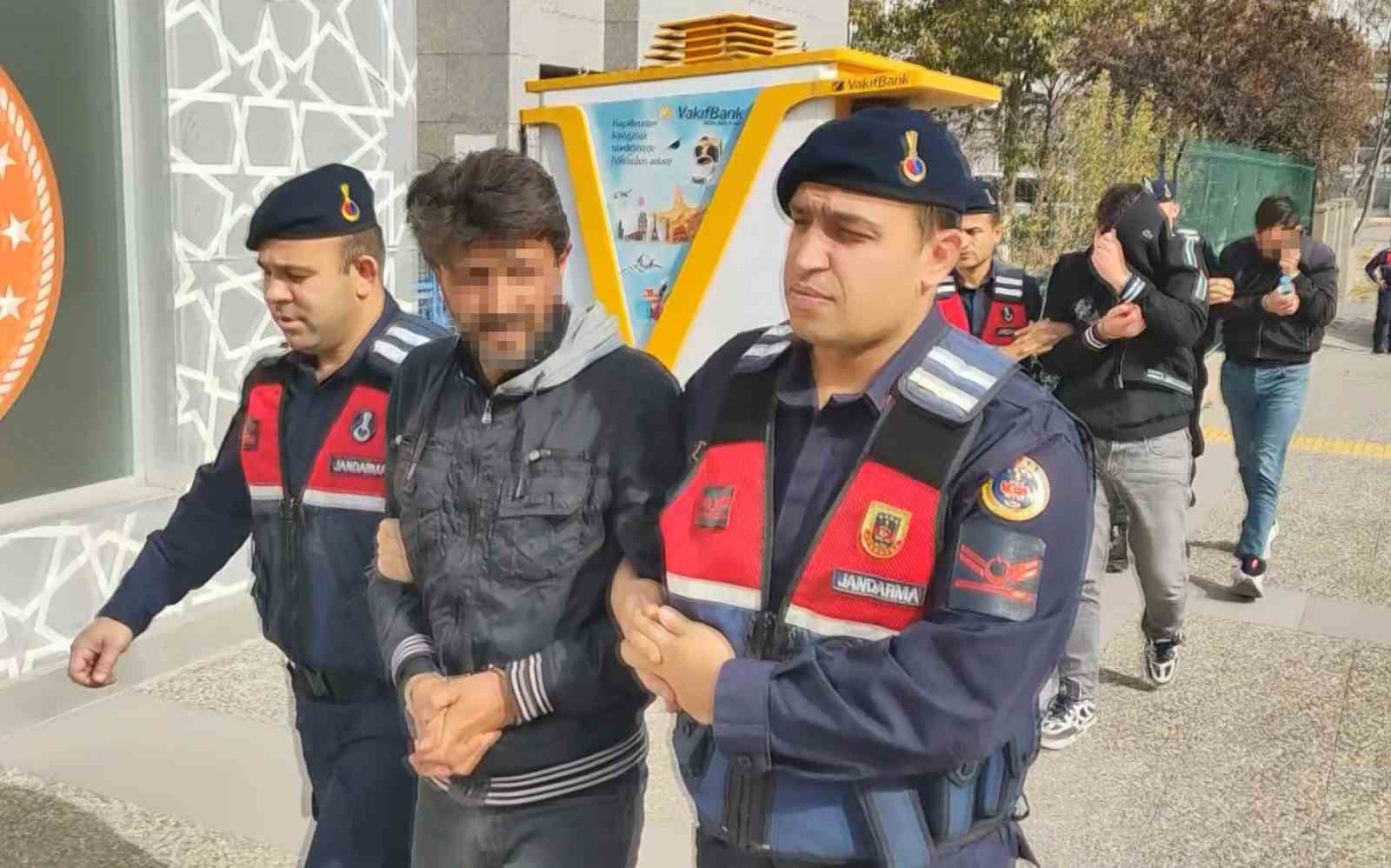 jandarma baskininda 1 kilo kokain 2 kilo esrar ele gecirildi 1 tutuklama 0 bSAyOA8R
