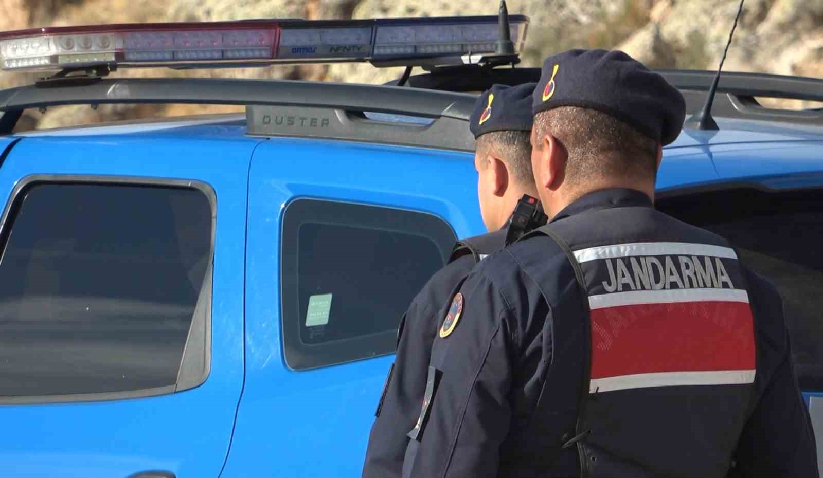 jandarma baskininda 1 kilo kokain 2 kilo esrar ele gecirildi 1 tutuklama 1 ttWShQFn